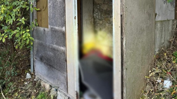 Smutný nález: V domčeku na ulici Pri Bielom kríži našli mŕtveho muža