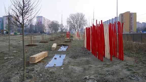 Všimli ste si drevené aj červené koly v okolí novej električkovej trate? Viete, o čo ide?