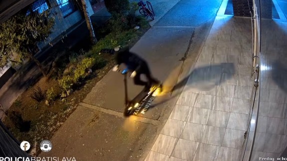 Polícia vyšetruje lúpež so zbraňou v záložni v Bratislave, pátra po páchateľovi