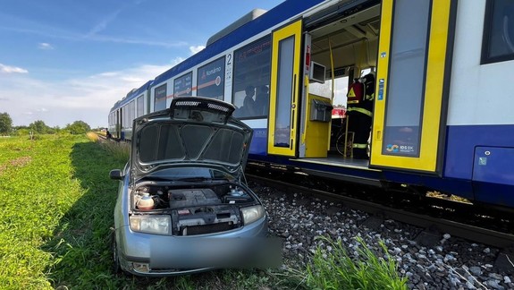 Nehoda: Na železničnej trati pri Vrakunskej ceste sa zrazil vlak s osobným autom