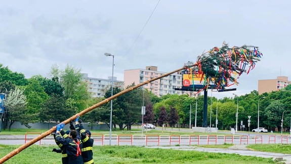 VIDEO: Vo viacerých mestských častiach už postavili máje - Lamačanom však po rokoch bude chýbať...