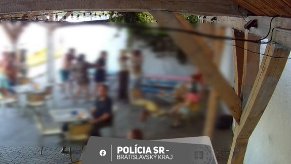 Pre bitku v bufete pri Draždiaku obvinili policajti troch ľudí