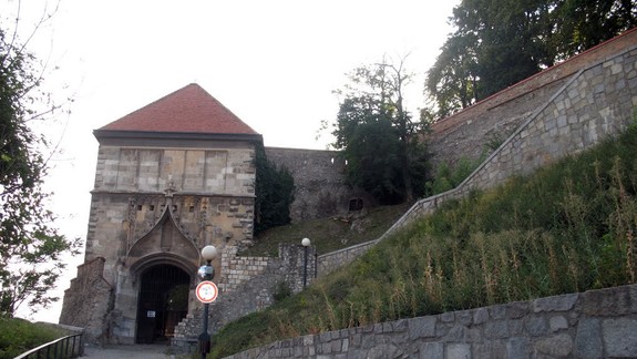 Obnovia hradobný múr pri Žigmundovej bráne. Známa je už aj cena