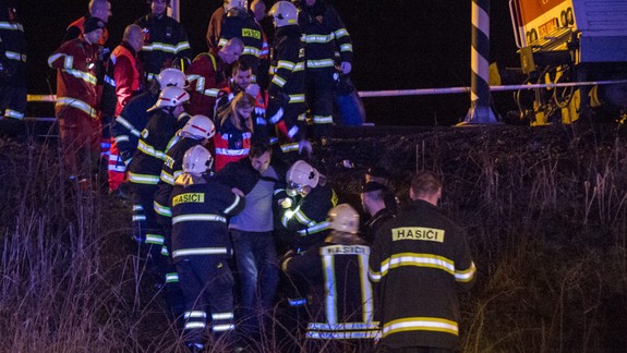 V Pezinku sa zrazil vlak s lokomotívou, hlásia18 zranených