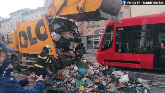 FOTO: Na Radlinského horelo smetiarske auto