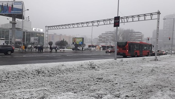 SHMÚ varuje pred rannou poľadovicou i závejmi, miestami hrozia povodne
