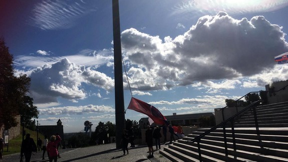 FOTO a VIDEO: Ani mohutná Dankova pýcha nápor vetra nezvládla a odtrhlo z nej štátnu vlajku!