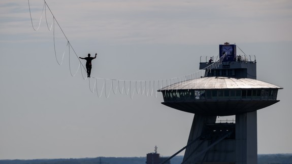 Padol svetový rekord: J. Roose v Bratislave prešiel na slackline 14,7 km