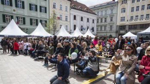 FOTO: Na Hlavnom námestí sa práve oslavuje Deň Európy