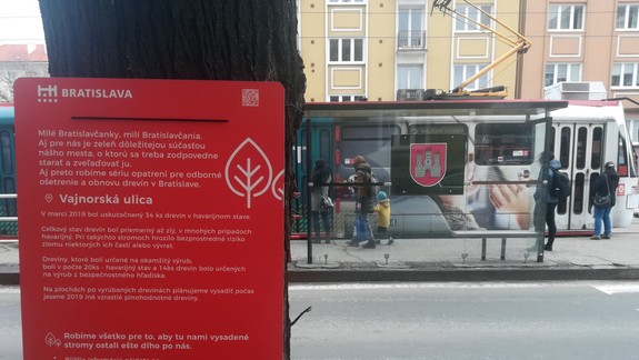 Mesto už umiestňuje informačné tabule na miestach, kde bude rúbať zeleň
