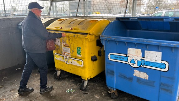 Nenápadný hrdina: Pán Hollý separuje na sídlisku vyhodený odpad, stará sa o imobilného suseda