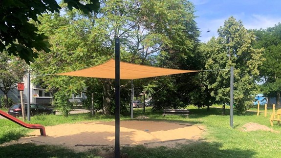 Deti vo viacerých pieskoviskách chránia tienidlá a slnečné clony. Koľko UV žiarenia zachytia?