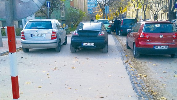 Na Račianskej a pri štadióne sa parkuje všade