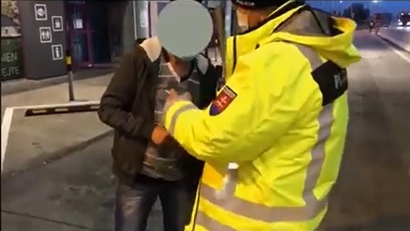 VIDEO: Opitý vodič Jurij vošiel na hraničnom priechode policajtom priamo do rúk