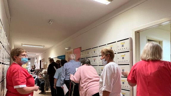 FOTO a VIDEO: Župa začala s očkovaním treťou dávkou vakcíny v Domove seniorov na Sklenárovej