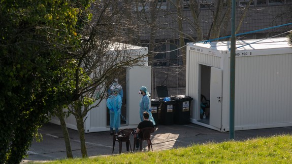 Na infektológii na Kramároch triedia pacientov pred vstupom do budovy