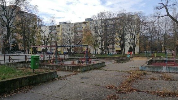 Ružinov hľadá zhotoviteľa rekonštrukcie ihriska na Mesačnej ulici