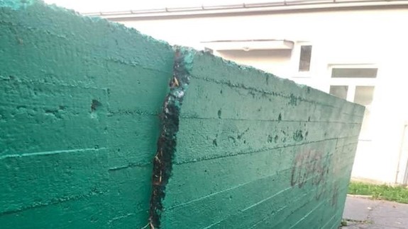 Pozor, v Karlovej Vsi sa na detskom ihrisku nebezpečne nakláňa múr