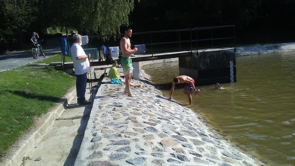 FOTO: Na Zochovej chate obnovili prírodné kúpalisko  a už aj prilákalo prvých návštevníkov!