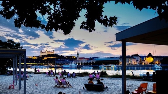 Magio pláž na Tyršovom nábreží končí: Mesto a Telekom sa už nedohodli na spolupráci