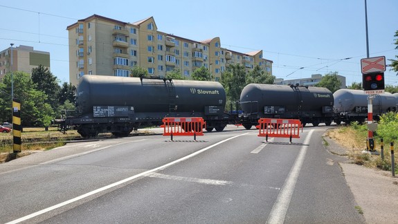 Vodiči pozor, na Ivanskej ceste bude uzavreté železničné priecestie