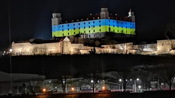 Dominanty Bratislavy už svietia v ukrajinských farbách