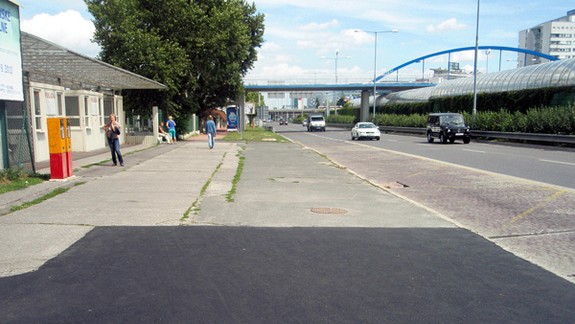 Nástupište MHD je opravené, prístrešok však chýba