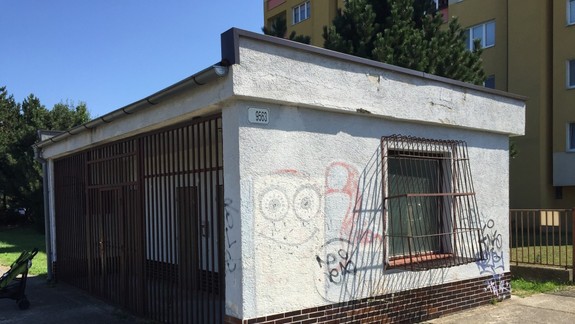 Plesnivé a porozbíjané toalety na detskom ihrisku na Sklabinskej v Rači prešli obnovou