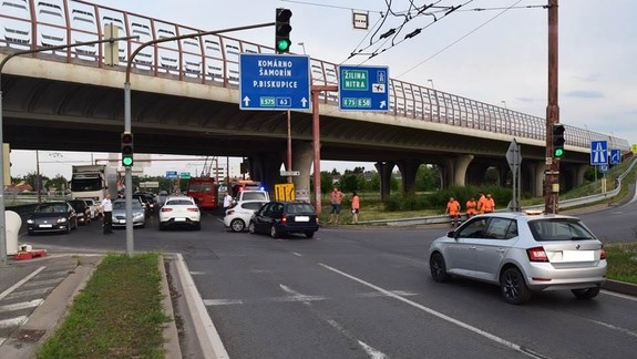 Záhadná nehoda pod diaľničným obchvatom - zrazili sa tu dve autá, ktoré vraj šli na zelenú...