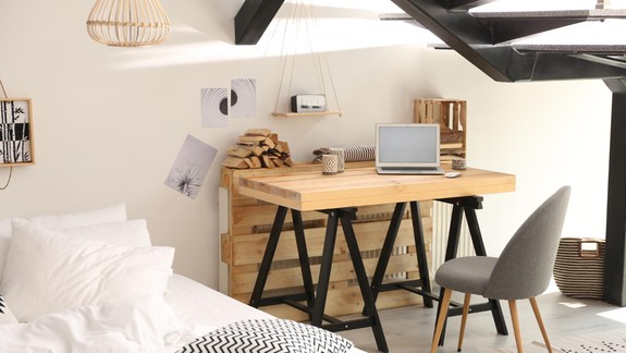 Pracovný priestor v spálni? 6 krokov, ako ho zariadiť, aby nerušil spánok