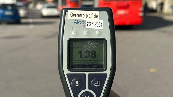 Policajti neverili vlastným očiam: Priamo pred nimi sa na parkovisku pred cintorínom pohyboval namol opitý vodič