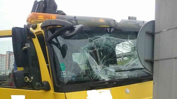 Nehoda: Na Moste Apollo narazilo do stĺpa auto odťahovej služby