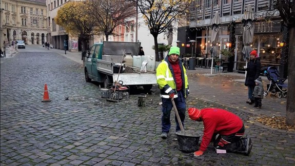 V Starom Meste sa rozbehli opravy dlažby