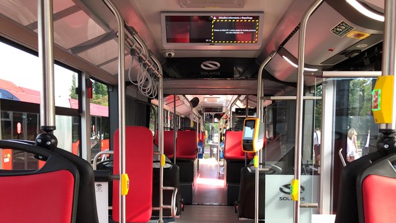 FOTO Nastupovanie do autobusu MHD sa skončilo pre cestujúcu pádom a zlomenou nohou: Polícia pátra po totožnosti staršieho muža