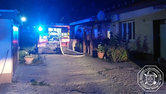 Tragédia: Pri požiari rodinného domu vo Veľkom Grobe vyhasol ľudský život