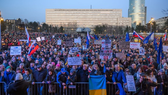 Vo viacerých mestách Slovenska sa v piatok večer konajú protesty proti vláde R. Fica