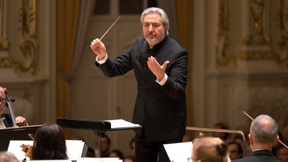 Záverečná februárová dvojica koncertov v SF bude patriť domácemu orchestru a dirigentovi Danielovi Raiskinovi