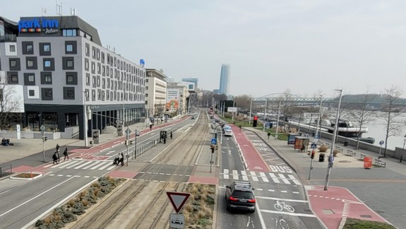 Cyklotrasa na Vajanského: Vallo reaguje na Ráža, obrubníky nepovažuje za dopravnú prekážku