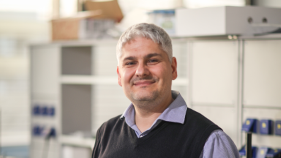 Bratislavskí vedci hovoria o obmedzenom čerpaní financií na výskum COVID-19