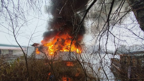 Plamene ho pohltili: Na Jarovskom ramene horel hausbót