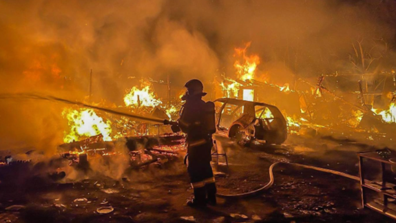 FOTO Bratislavskí hasiči zasahovali pri masívnom nočnom požiari opustenej budovy a dvoch áut