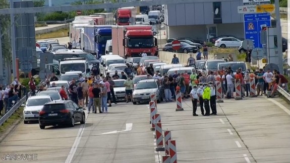 VIDEO Rušno na hraniciach s Rakúskom: Nespokojní ľudia zablokovali diaľnicu, na situáciu reaguje aj Matovič