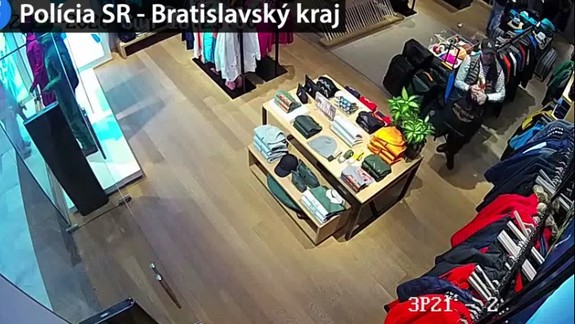 VIDEO: Nepoznáte ich? Z obchodu zmizli tri nepremokavé bundy za vyše 800 eur