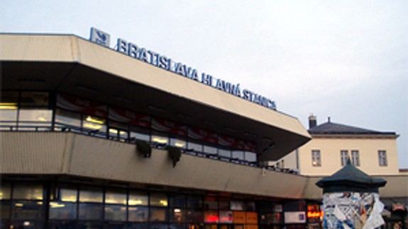 Do konca augusta má byť pred stanicou krajšie, sľubuje primátor