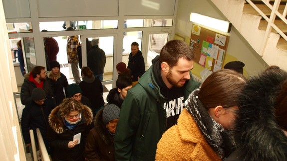 V Bratislave sú voľby pokojné, mestské časti evidujú vysoký záujem ľudí