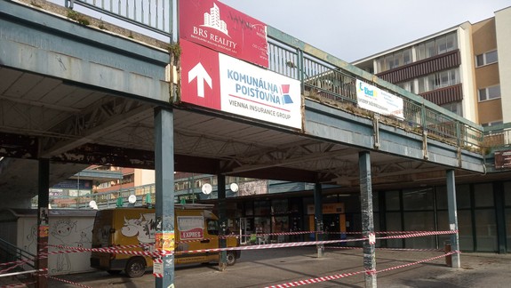 VIDEO: Starostka Karlovej Vsi tvrdí, že terase aj lávke pri OD Centrum hrozí odstránenie