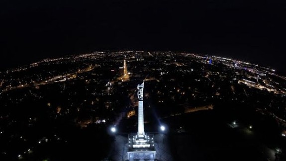 Pamätník a cintorín na Slavíne sú opäť nasvietené