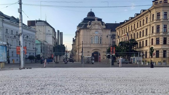 Pri Propelleri pribudne žulová dlažba i platany