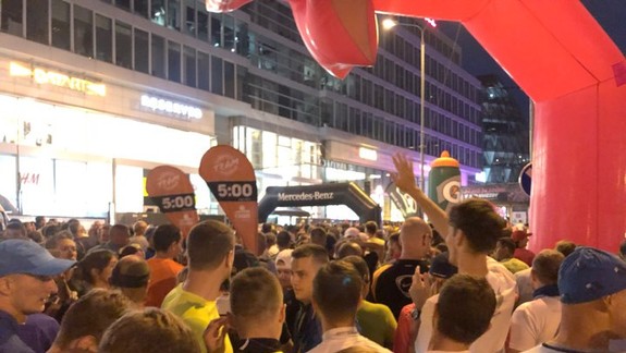VIDEO: Nočný beh cez upršanú Bratislavu bol náročnou skúškou pre takmer 5000 amatérskych bežcov