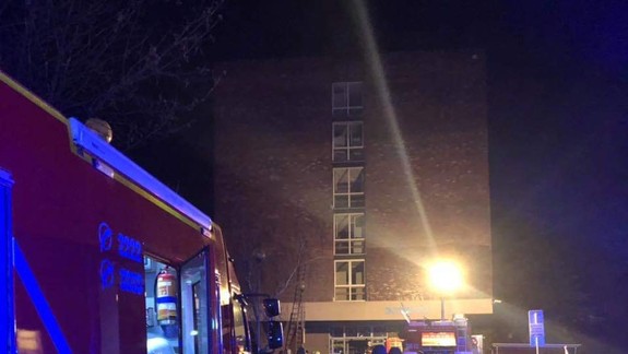 V internáte vo Vlčom hrdle vypukol požiar, študenti ušli na strechu a volali o pomoc